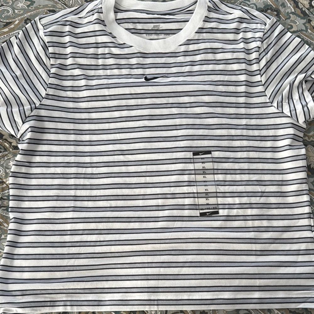 Nike White and Black Short Sleeve Tee